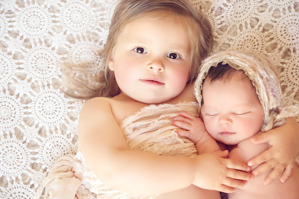 newborn-posing-with-siblings