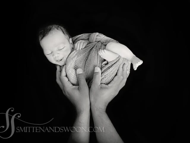 newborn-dad's-hands